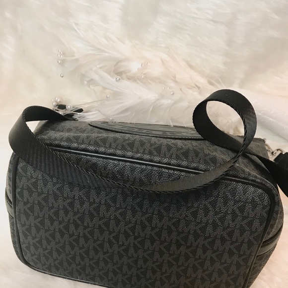 NEW MICHAEL KORS BLACK BUCKET MESSENGER FULTON - Picture 3 of 8